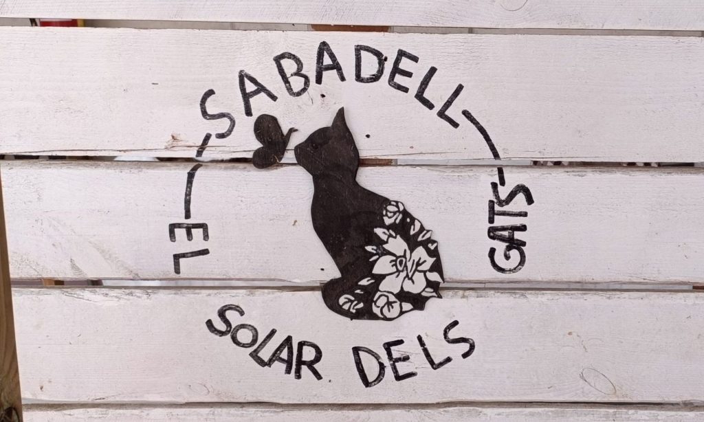 Madera con el logo de solar de gats